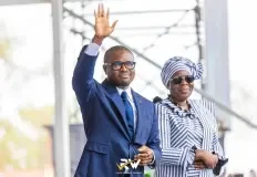 Wadagni-talata-debout