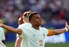 mbappe-france-main-ecartee