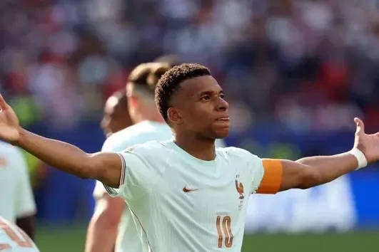 mbappe-france-main-ecartee