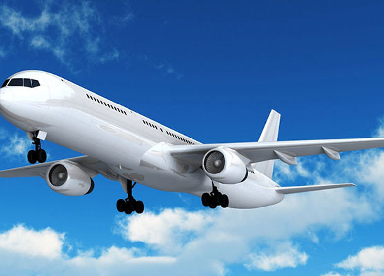 Un avion dans le ciel (Image d'illustration)