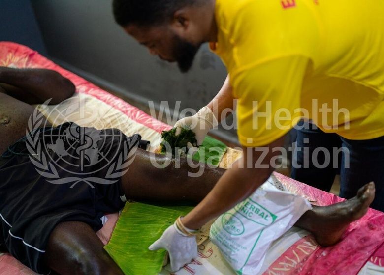 Un patient reçoit des soins de medecine traditionnelle au Ghana, Photo: OMS