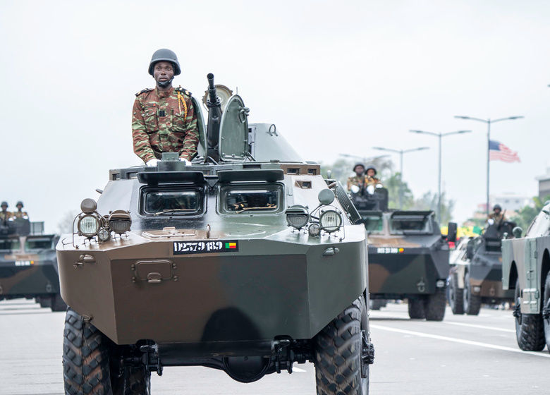 Armée béninoise dans des blindés