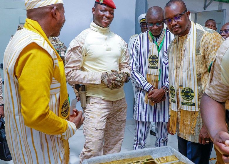 Le président Ibrahim Traoré dans l'usine RAFFINOR-BF